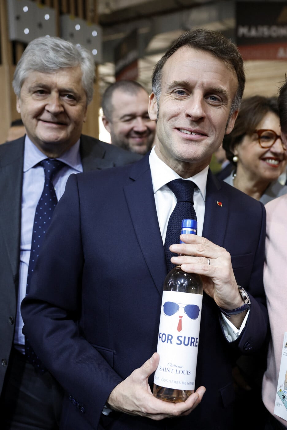 Emmanuel Macron sa specijalnom bocom vina (Foto: Reuters)