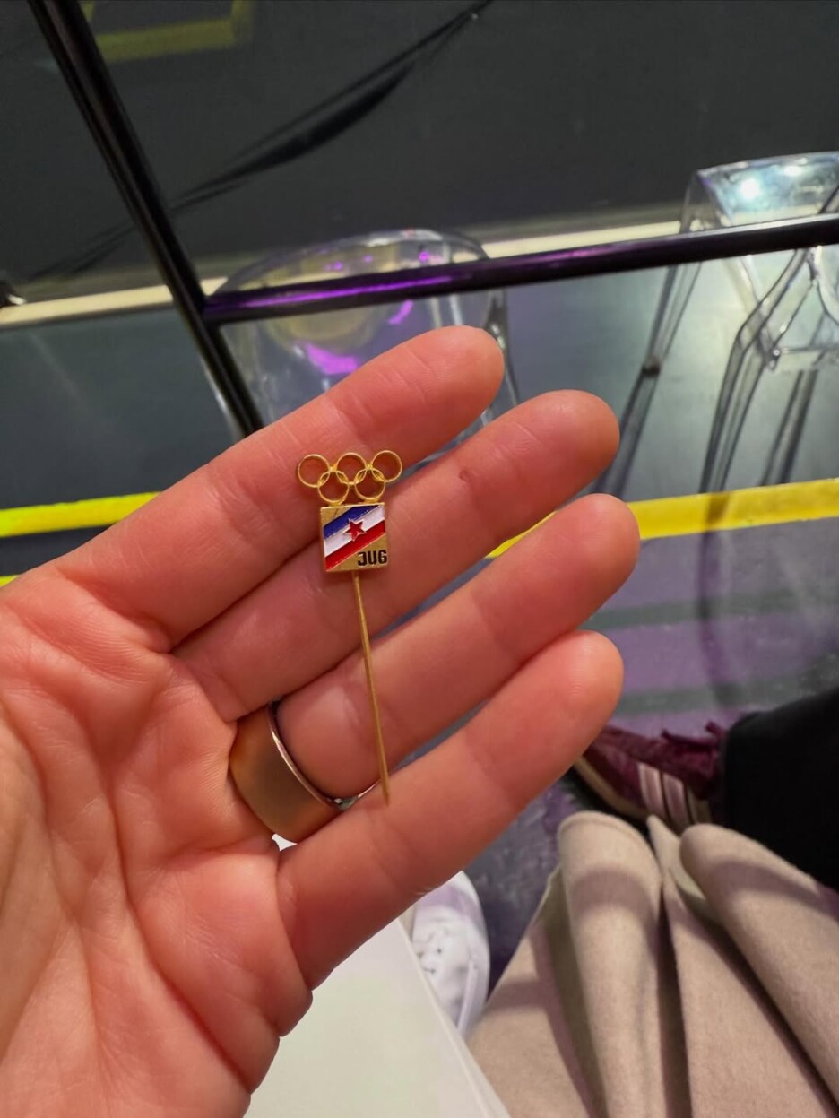 Suvenir s Olimpijskih igara u Sarajevu u rukama Đokovića (Foto: Instagram)