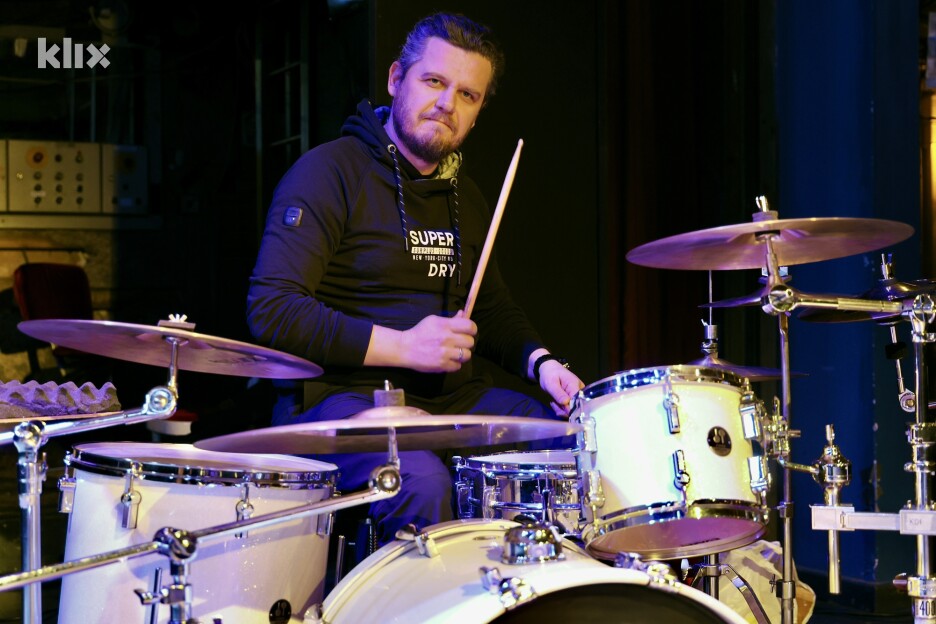 Za ovog glumca, muzika i teatar su posebna povezanost, jer je od djetinjstva svirao bubnjeve, što se odrazilo i na mnoge njegove uloge (Foto: I. Š./Klix.ba)