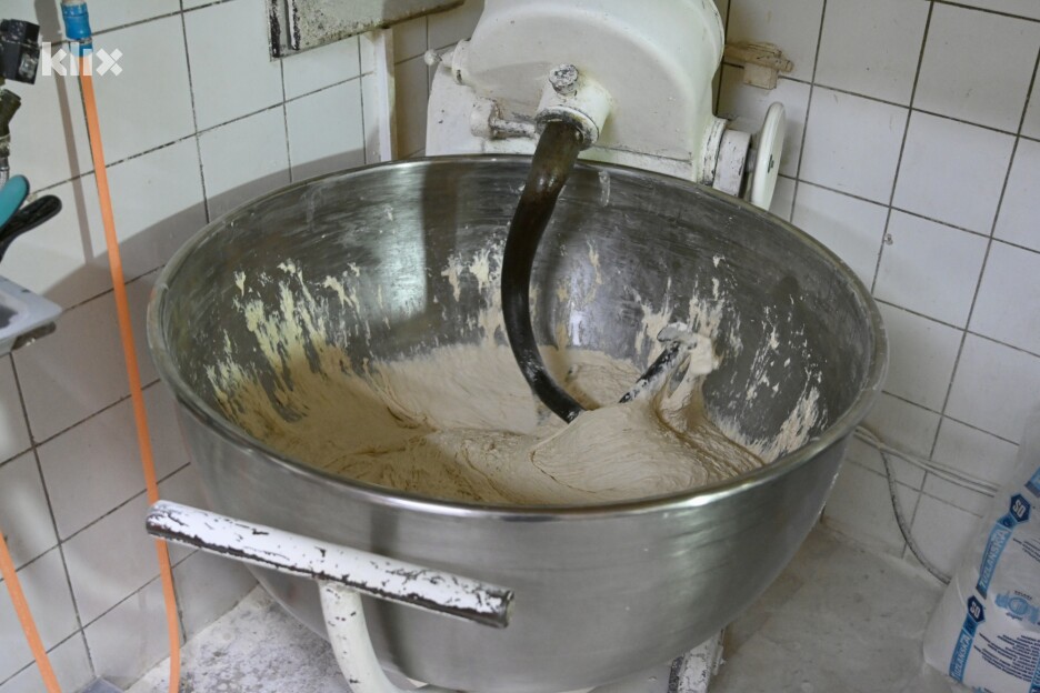 Svaki somun prije pečenja se vaga i teži 300 grama (Foto: V. D./Klix.ba)