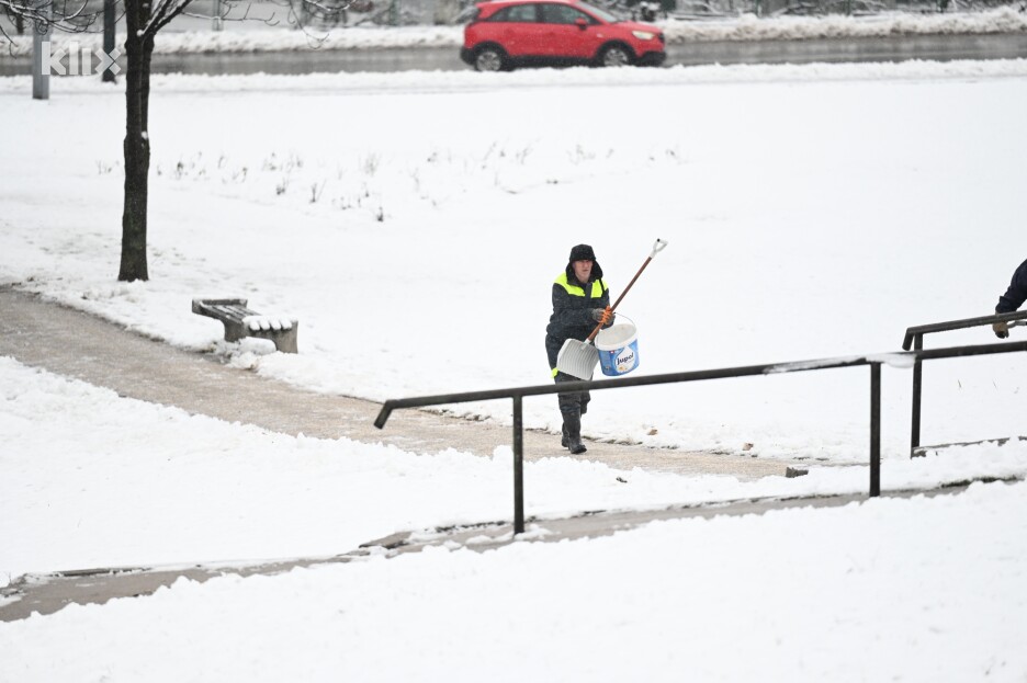 U Sarajevu su komunalni radnici već od jutra na terenu te čiste snijeg (Foto: T. S./Klix.ba)