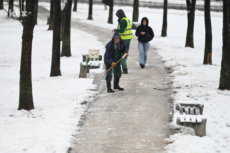 U Sarajevu su komunalni radnici već od jutra na terenu te čiste snijeg (Foto: T. S./Klix.ba)