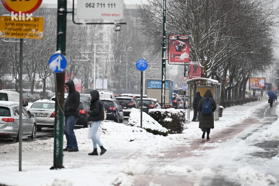 U Sarajevu su komunalni radnici već od jutra na terenu te čiste snijeg (Foto: T. S./Klix.ba)