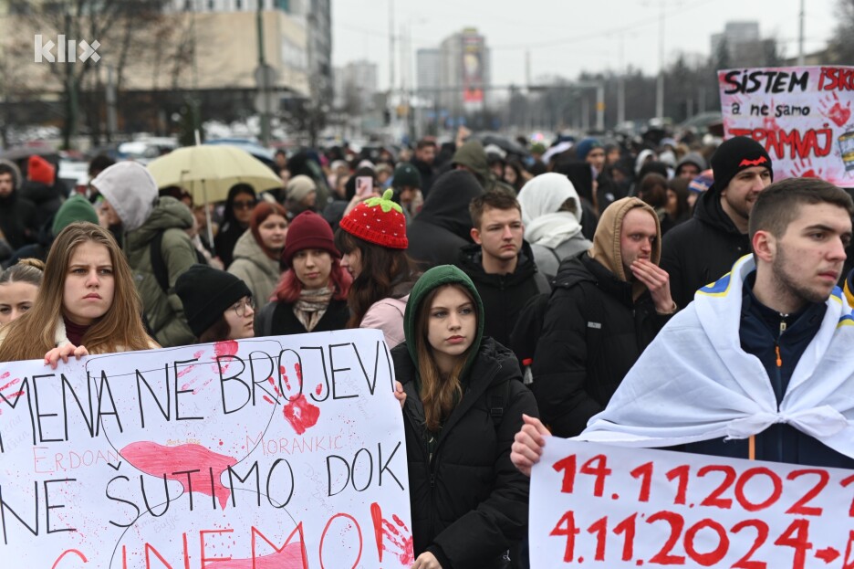 Okupljeni se pripremaju da krenu u mirnu šetnju (Foto: T. S./Klix.ba)