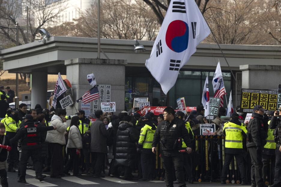 Pristalice se okupljaju ispred suda (Foto: EPA-EFE)