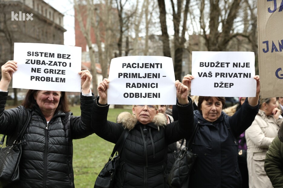 Radnici su na transparentima ispisali poruke za vlast (Foto: S. S./Klix.ba)