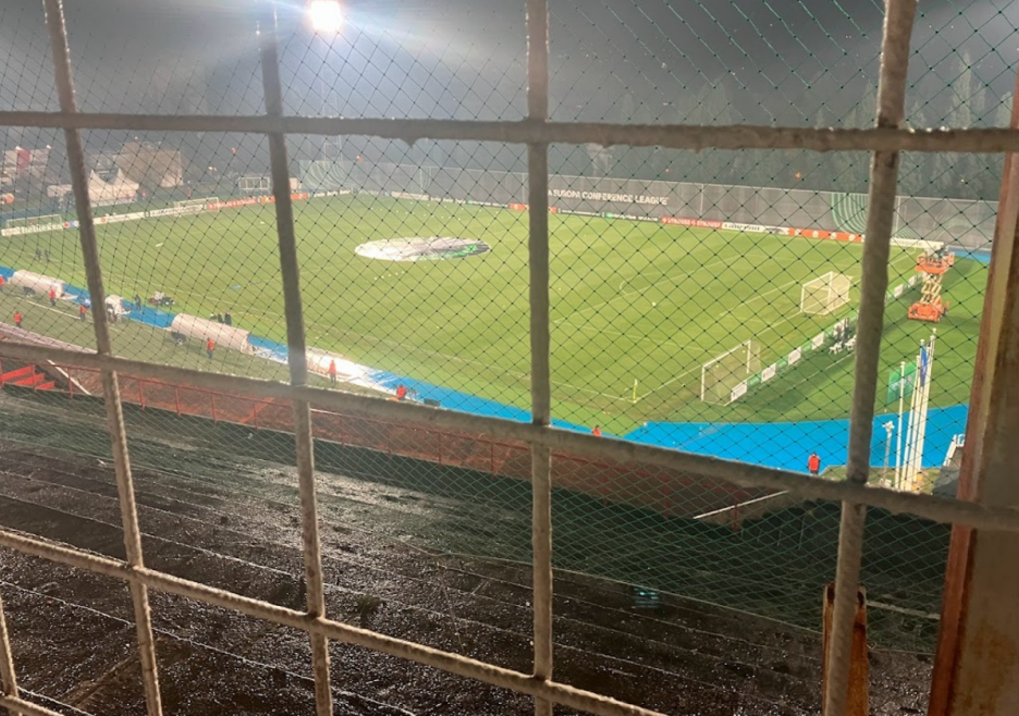 Pogled iz gostujućeg sektora na teren stadiona