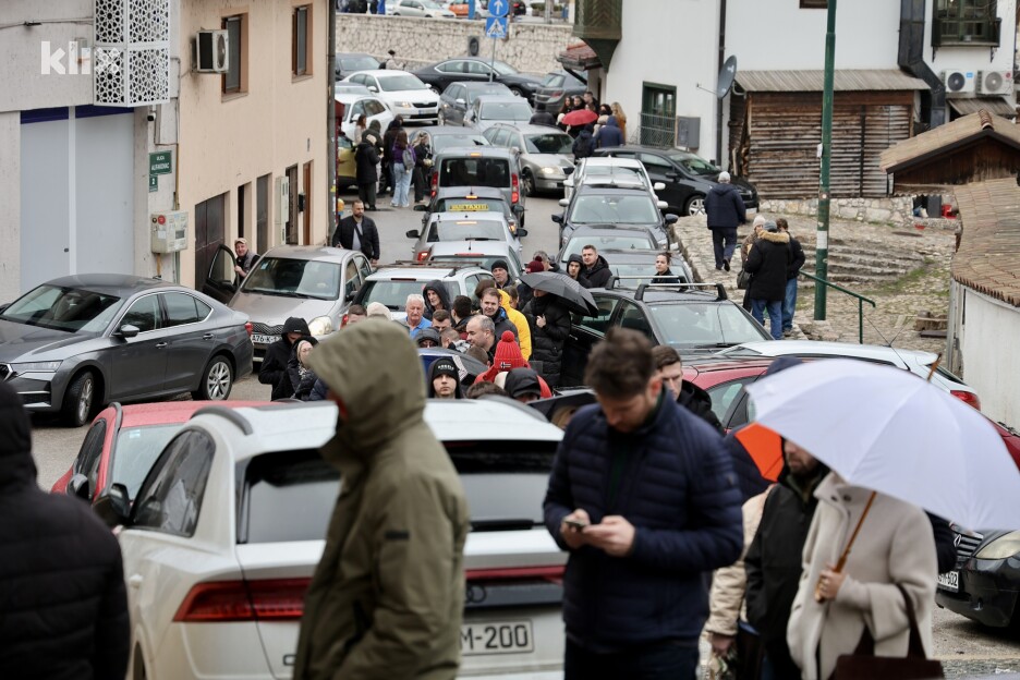 Red pred pekarom uoči prvog ovogodišnjeg iftara na Baščaršiji (Foto: I. Š./Klix.ba)