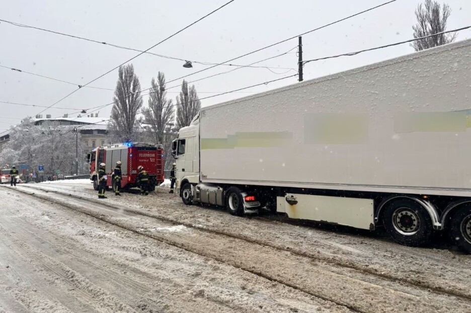 Vatrogasci pokušavaju riješiti probleme koje je izazvao snijeg (Foto: Vatrogasna služba Beča)