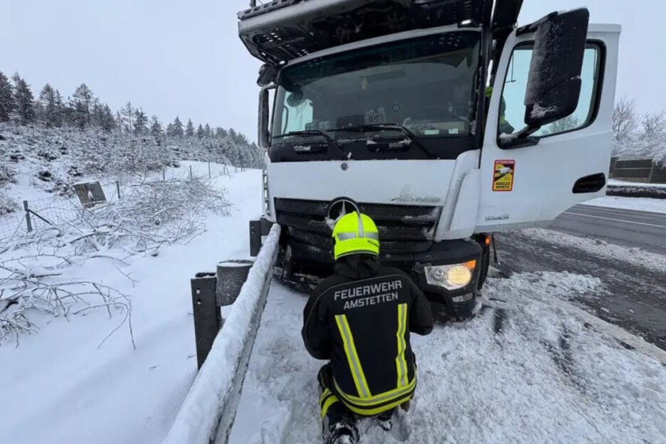 Teretno vozilo se popriječilo na cesti (Foto: Freiwillige Feuerwehr Lassing)