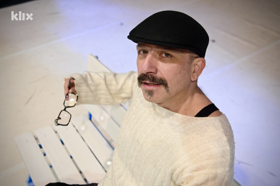 Ističe kako, bez obzira na politiku koja nam se svakodnevno servira, zajedno s kolegama iz teatra 