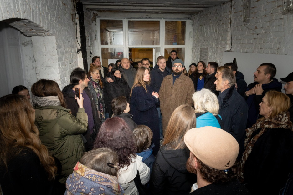 Prostor Galerije Brodac u subotu su ispunili brojni posjetitelji, a samo otvorenje zamišljeno je kao svojevrsni performans paljenja svjetla (Foto: Press)
