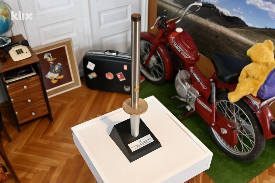 Ovaj važan detalj upotpunio je ambijent Muzeja 80-ih te je smješten u kutak posvećen ZOI 84' (Foto: V. D./Klix.ba)