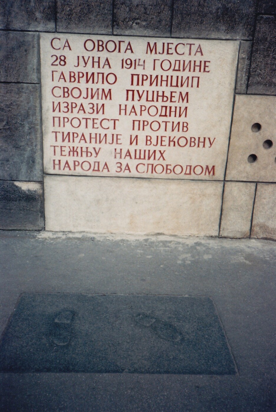 Ploča i stope postavljeni nakon Drugog svjetskog rata