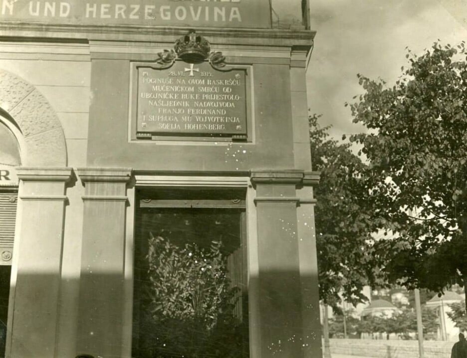 Ploča koja je postavljena nakon samog atentata 1914.