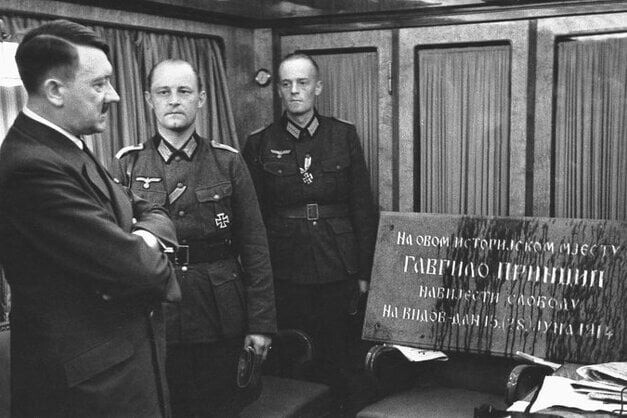 Ploča koja je postavljena u vrijeme SHS je tokom okupacije Sarajeva poklonjena Hitleru