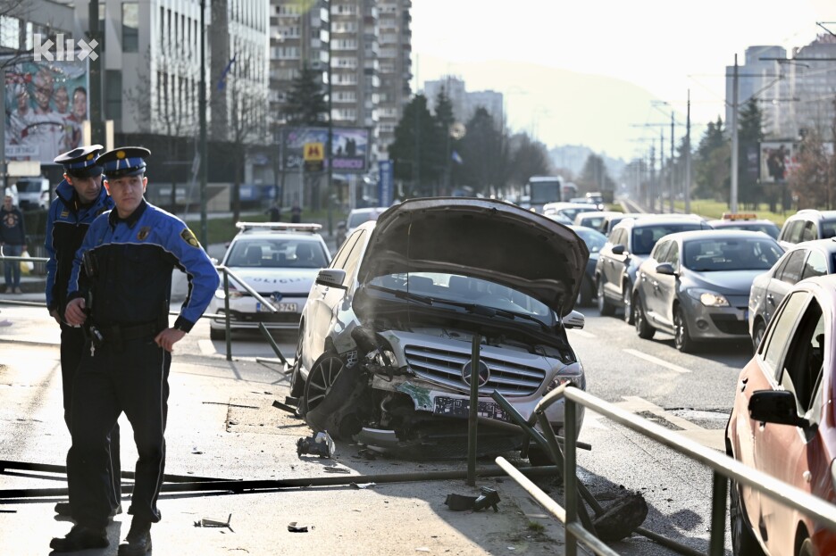 Na automobilu je vidljiva veća materijalna šteta (Foto: T. S./Klix.ba)