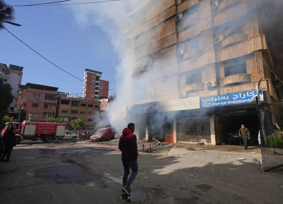 Nove fotografije iz Beiruta jutros pokazuju tamne oblake dima koji se dižu iz gomila ruševina (Foto: Reuters)