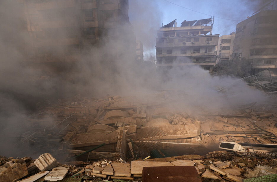 Nove fotografije iz Beiruta jutros pokazuju tamne oblake dima koji se dižu iz gomila ruševina (Foto: Reuters)