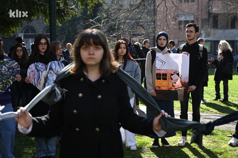 Neki od njihovih zahtjeva su sloboda okupljanja, odgovornost vlasti, siguran javni prijevoz i država u službi građana (Foto: T. S./Klix.ba)