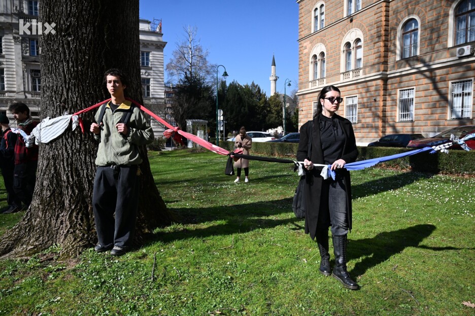 Neki od njihovih zahtjeva su sloboda okupljanja, odgovornost vlasti, siguran javni prijevoz i država u službi građana (Foto: T. S./Klix.ba)