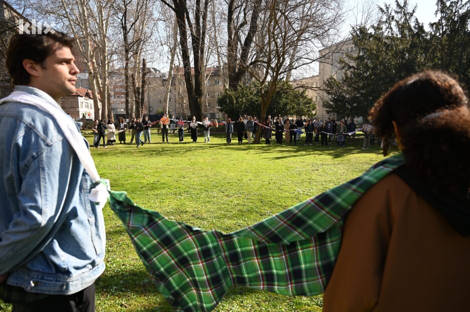Neki od njihovih zahtjeva su sloboda okupljanja, odgovornost vlasti, siguran javni prijevoz i država u službi građana (Foto: T. S./Klix.ba)