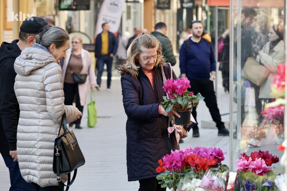 Kratka zadržavanja pored štandova stvaraju posebnu atmosferu (Foto: I. Š./Klix.ba)