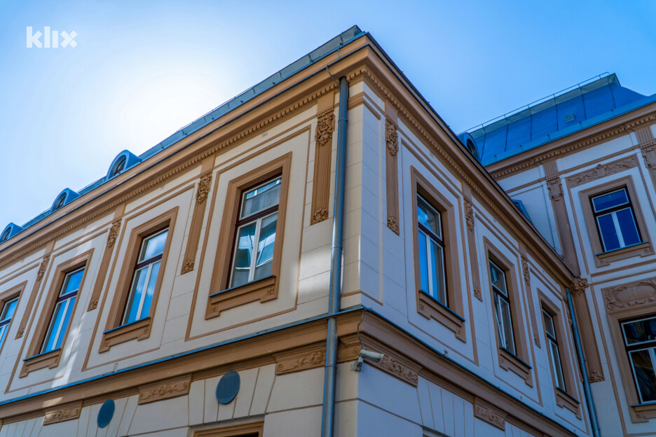U prvoj fazi projekta bila je planirana zamjena krova, postavljanje nove stolarije i obnova fasade (Foto: J. B./Klix.ba)