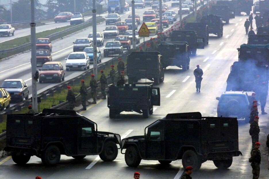 JSO blokirale autoput u Beogradu, novembar 2001. (Foto: EPA-EFE)