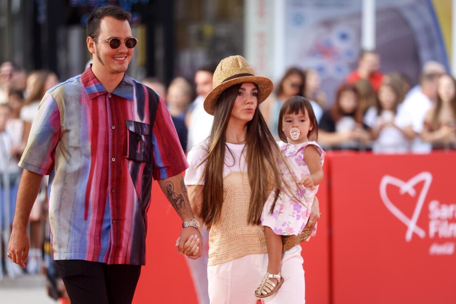 Aleksa Balašević 2024. godine na Sarajevo Film Festivalu sa suprugom Nikolinom Balašević i kćerkom Verom (Foto: Pixsell/Armin Durgut)