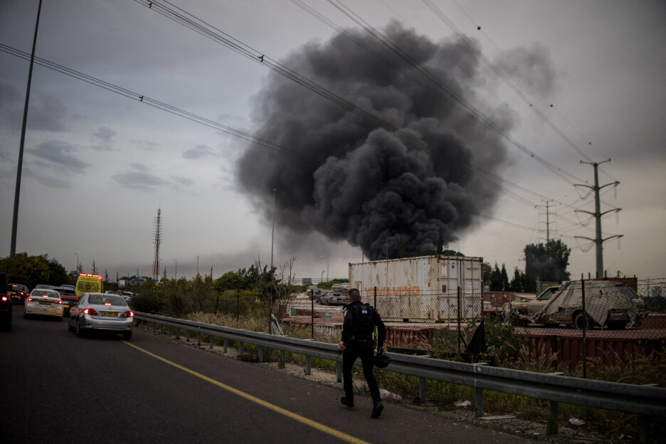 Vatrogasci su na mjestu požara i pokušavaju spriječiti širenje (Foto: Reuters)