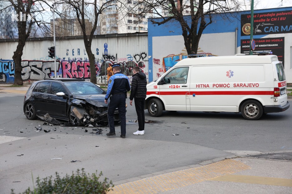 Sudar automobila u sarajevskom naselju Hrasno (Foto: S. S./Klix.ba)