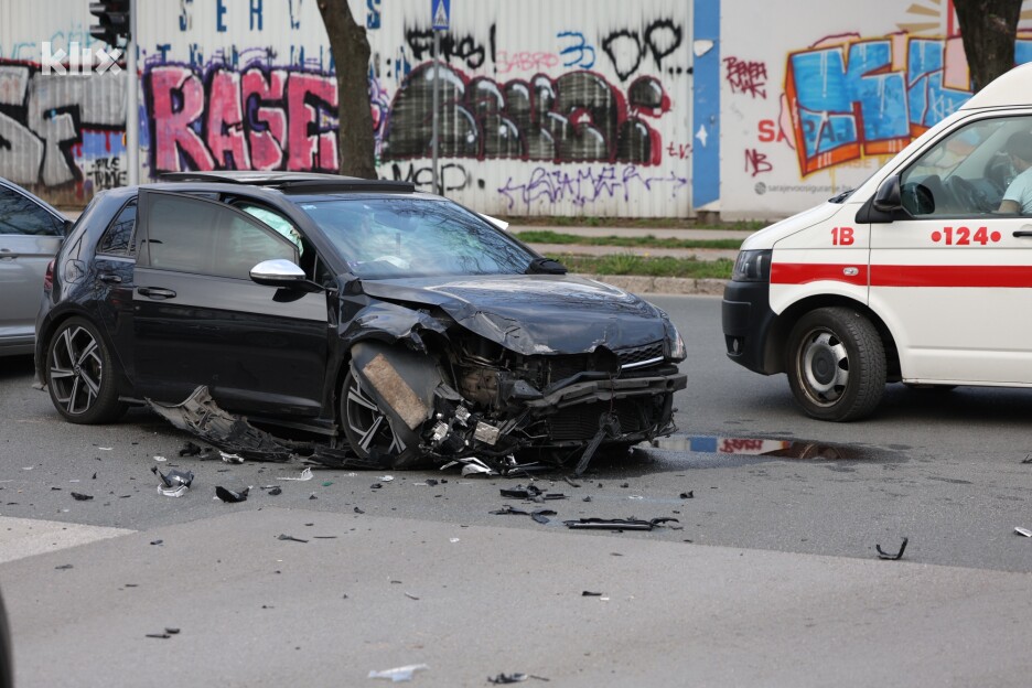 Sudar automobila u sarajevskom naselju Hrasno (Foto: S. S./Klix.ba)