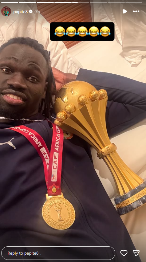 Pathe Ciss s trofejem (Foto: Instagram)