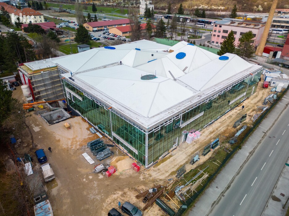 Na gradilištu smo zatekli radnike koji dovršavaju radove na krovu i fasadi (Foto: J. B./Klix.ba)