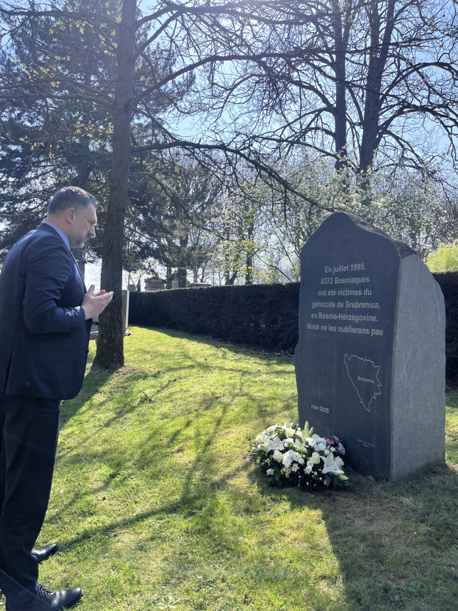 Konaković u Parizu ispred spomenika žrtvama genocida u Srebrenici (Foto: MVP BiH)