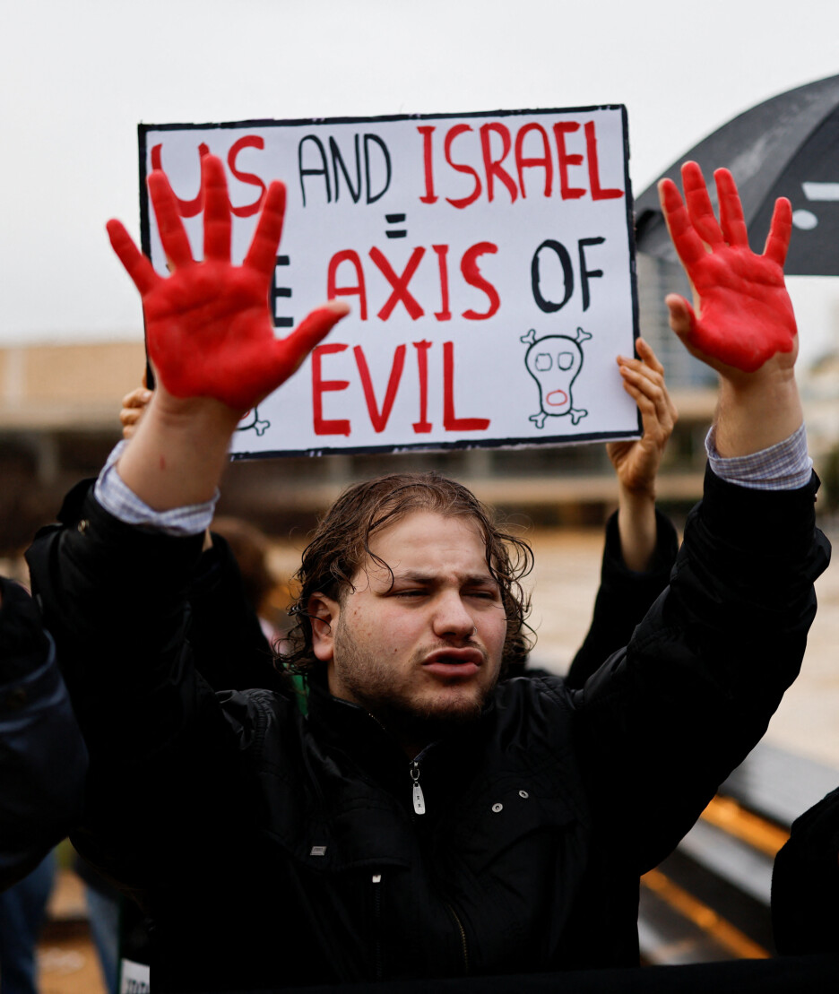 Protesti u Tel Avivu gdje su demonstranti obojili ruke u crveno (Foto: Reuters)