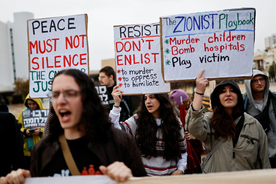 Protesti u Tel Avivu gdje su demonstranti obojili ruke u crveno (Foto: Reuters)