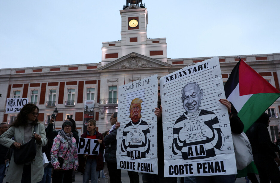 Demonstranti u Madridu jučer su nosili transparente s porukama 