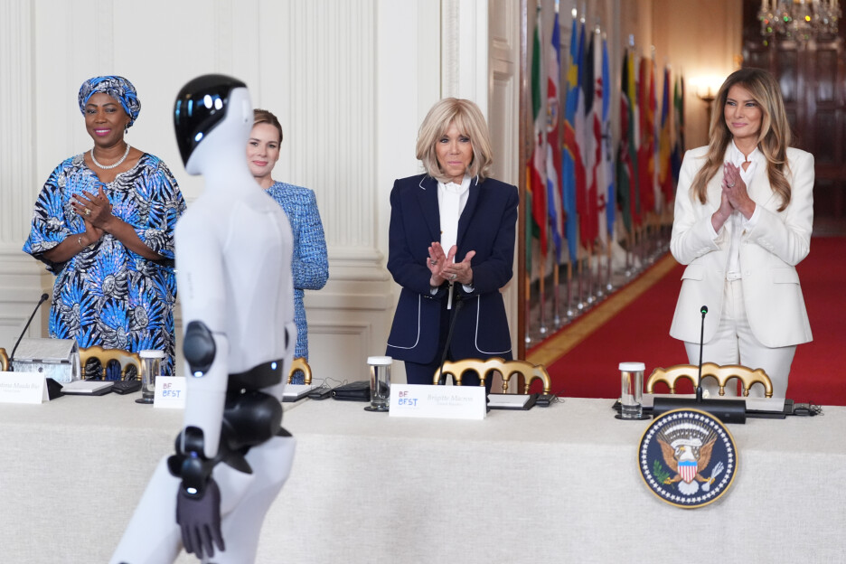 Melania Trump i humanoidni robot u Bijeloj kući (Foto: AP)