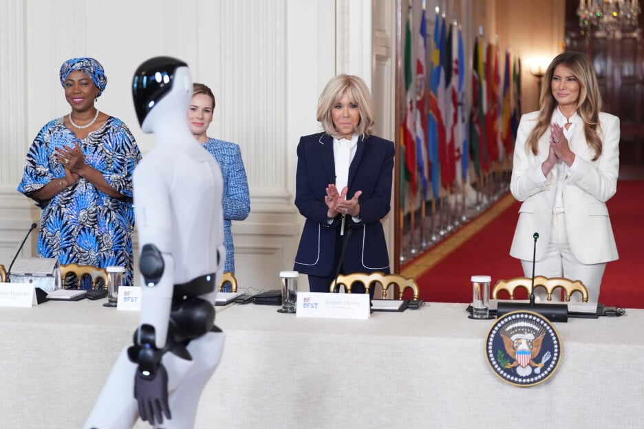 Melania Trump i humanoidni robot u Bijeloj kući (Foto: AP)