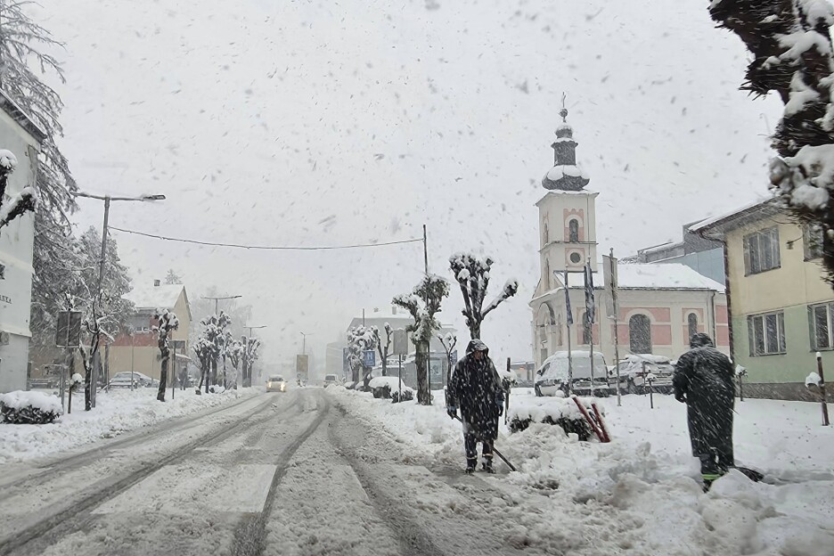 Građani Velike Kladuše nemaju struje uslijed kvara dalekovoda i velikih nanosa snijega (Foto: Radio Velika Kladuša)