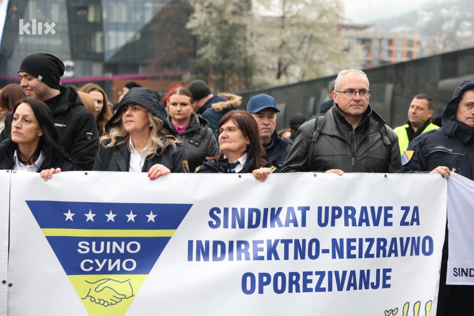 Razlog od razloga za proteste je neusvajanje budžeta institucija BiH za ovu godinu, ali i jer nije do kraja usvojena izmjena i dopuna Zakona o platama (Foto: S. S./Klix.ba)
