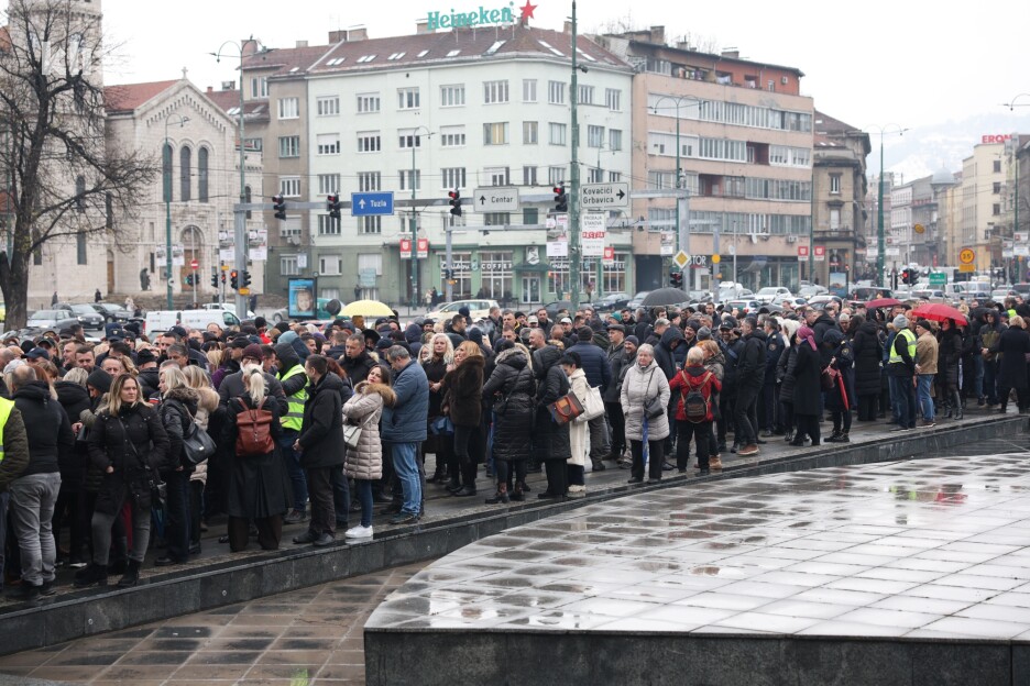 Razlog od razloga za proteste je neusvajanje budžeta institucija BiH za ovu godinu, ali i jer nije do kraja usvojena izmjena i dopuna Zakona o platama (Foto: S. S./Klix.ba)