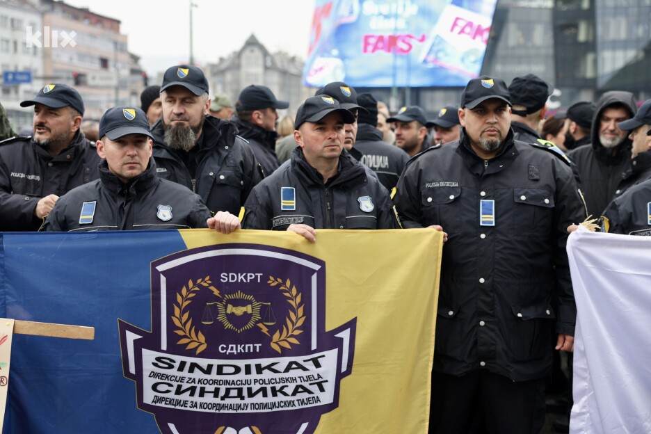 Razlog od razloga za proteste je neusvajanje budžeta institucija BiH za ovu godinu, ali i jer nije do kraja usvojena izmjena i dopuna Zakona o platama (Foto: S. S./Klix.ba)