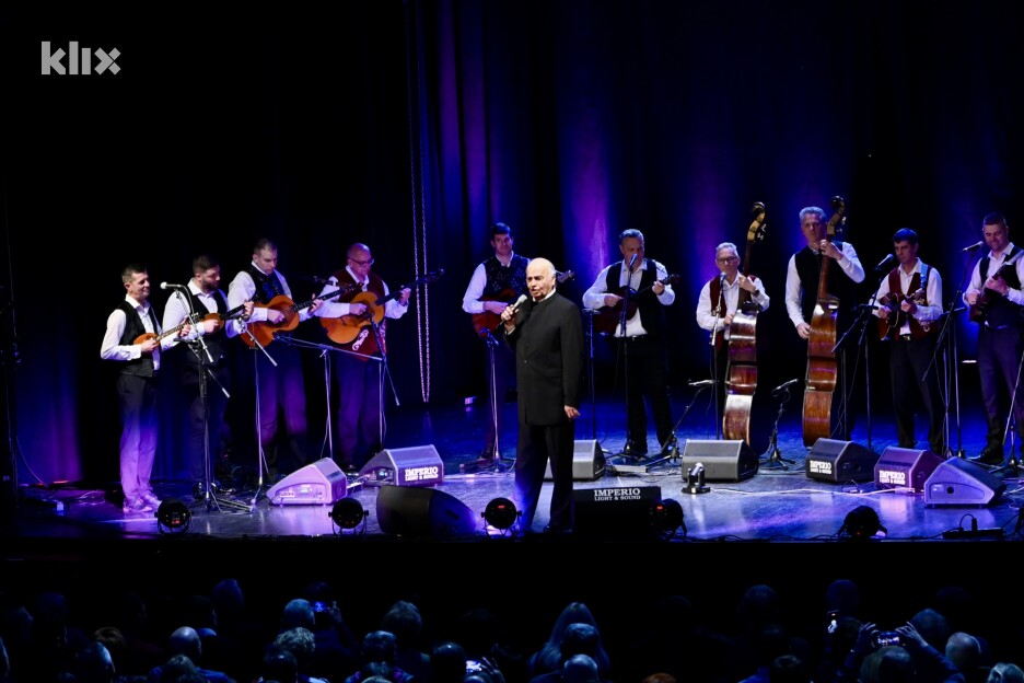 Bogdan je nastupio u pratnji tamburaškog orkestra (Foto: V. D./Klix.ba)
