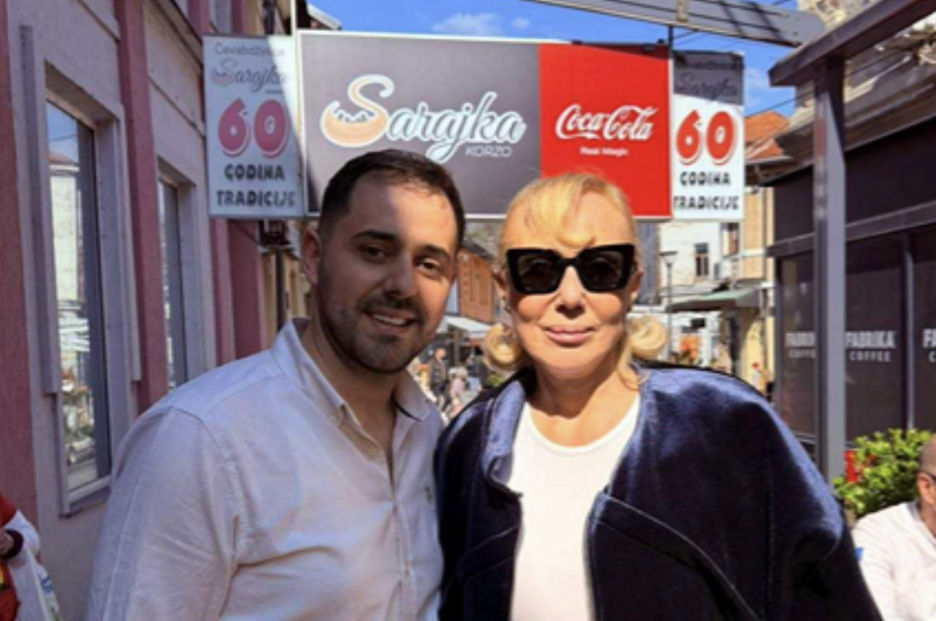 Lepa Brena prilikom posjete ćevabdžinici u Tuzli (Foto: Čitatelj)
