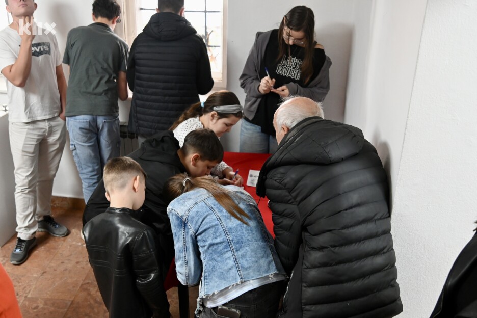 Sadržaji kapsule bit će otvoreni i čitani za deset godina (Foto: V. D./Klix.ba)
