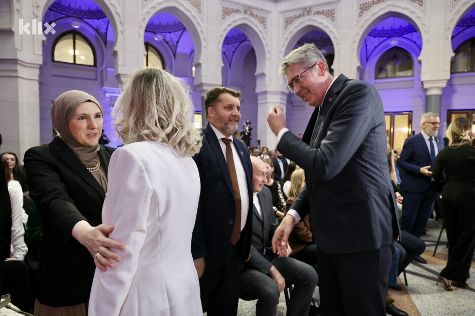 Svečana sjednica počela je odavanjem počasti svima koji su utkali živote za slobodu Sarajeva (Foto: I. Š./Klix.ba)