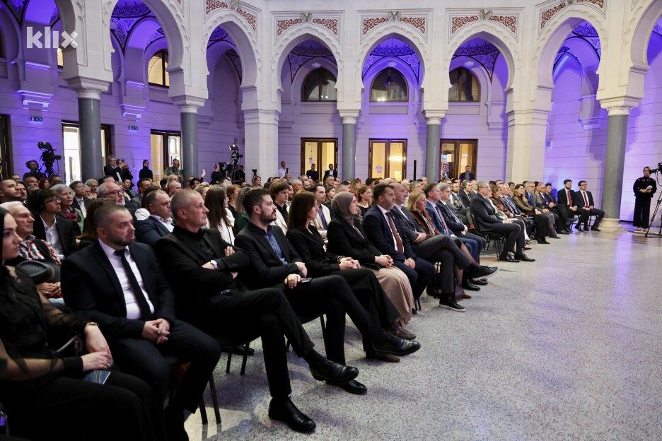 Svečana sjednica počela je odavanjem počasti svima koji su utkali živote za slobodu Sarajeva (Foto: I. Š./Klix.ba)